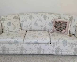 BO215Traditional Floral Sleeper Sofa With Pillows