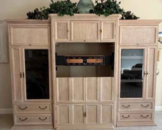 BO182Large Traditional Wooden Entertainment Center With An Oak Finish
