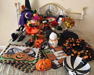 BO121Halloween Dolls, Placemats, And Decorations
