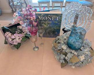 BO188The Colors Of Monet Flowers And Coffee Table Book
