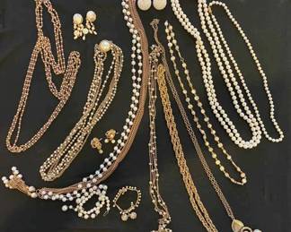BO263Vintage Pearl And Gold Tones Costume Jewelry
