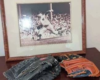 BO221VNew York Yankee Whitey Ford Baseball Photo And Baseball Gloves