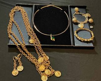 BO198Gold Tone Costume Jewelry And Case