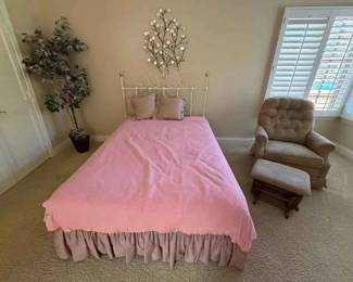 BO127Vintage Bed W Recliner Chair And Mirror