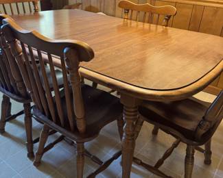 Lovely Dining Room Table w/ Windsor Style Spindle Back Chairs