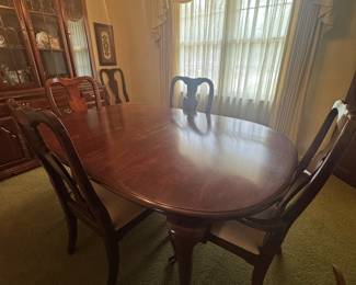 Lovely American Drew Dining Room Table w/ Chairs and Leaf