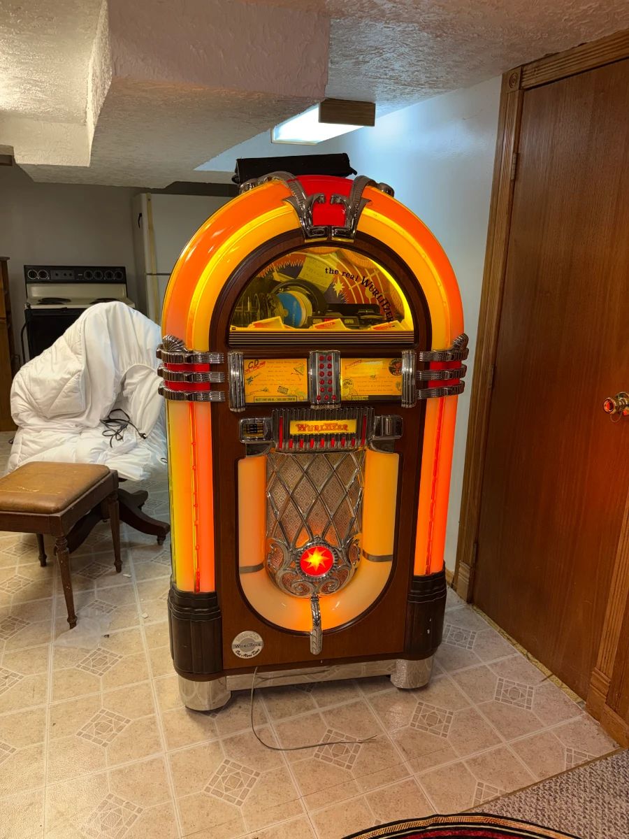 Wurlitzer 55 Disc Cd Player Floor Model Jukebox. in Working Condition. Lights-up 