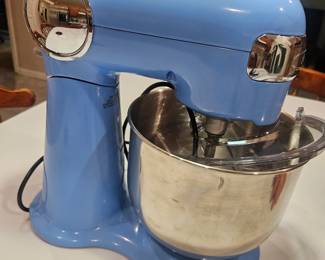Like new "Periwinkle " quizinart  standing mixer $125