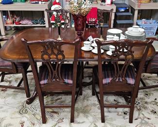 Chippendale-style mahogany dining set with 8 chairs and 2 leaves