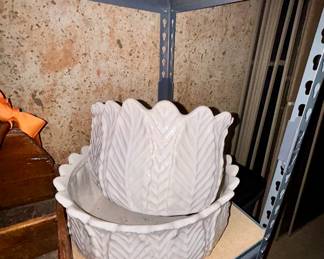 White ceramic scalloped leaf-pattern planters, set of 2