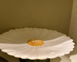 Ceramic daisy-shaped cake stand on pedestal base