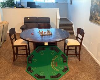 Game Table in perfect condition with 6 chairs, and felt top!