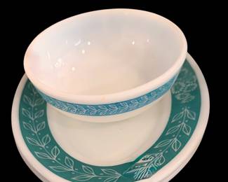 Vintage Pyrex Laurel