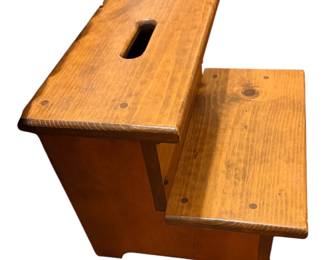 brown or maple finish and a convenient cutout handle on the top tier