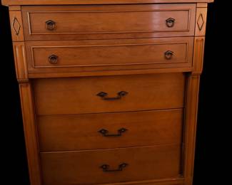 a vintage traditional Chest of drawers
