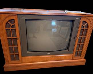This is a vintage RCA Entertainment Series wood-grain console CRT television from the late 1980s or 1990s.