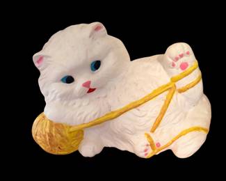 Overview        This appears to be a vintage white ceramic Persian cat figurine playing with a ball of yarn, popular from the 1970s and 1980s