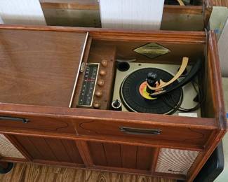 Magnavox record player