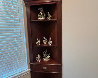 Corner hutch