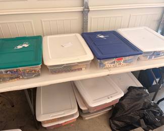 Fabrics organized per color sold by the bin
