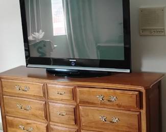 Chest of drawers goes with sleigh bed