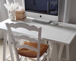 Ladies work desk with Apple Computer