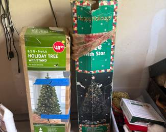 Christmas & Holiday Décor 🎄🎁 Lots of Christmas and seasonal décor, including wreaths, ornaments, greenery, ribbons, gift wrap, craft supplies and multiple bins of holiday decorations. Plenty more to dig through!