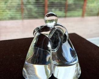 STEUBEN FIGURINE  - KISS