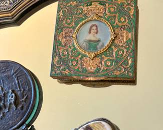 VINTAGE  PORTRAIT COMPACT 