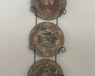 Decorative wall plates with hanger