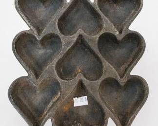 Heart-Motif Handled Iron Baking Pan