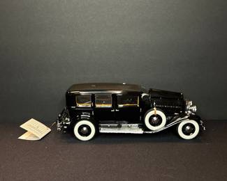 Franklin Mint 1930 Cadillac V-16 Imperial Sedan Diecast Model
