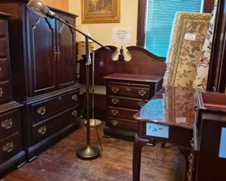 Solid Cherry Wood Queen Bedroom Outfit