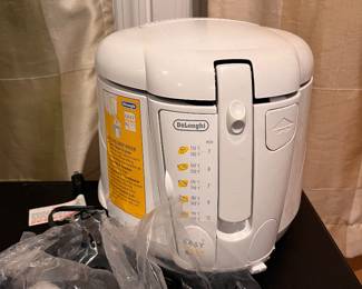 DeLonghi deep fryer