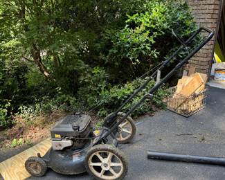 Briggs & Stratton Quantum XTE 4.5HP Lawnmower (Great Working Condition)