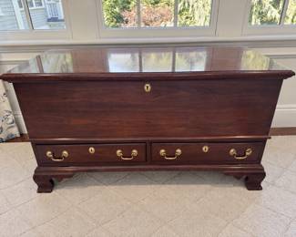 Lane cedar chest with 2 drawers.