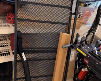 Trailer hitch rack pro series, 500 lb capacity.