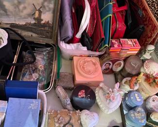 make up compacts, fun boxes and train cases