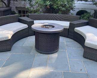 Outdoor seating in excellent condition 