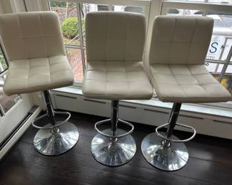 Set of three synthetic leather seats in good condition
