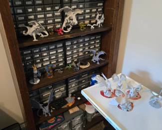 D&D miniature figurines, furniture and theme pieces