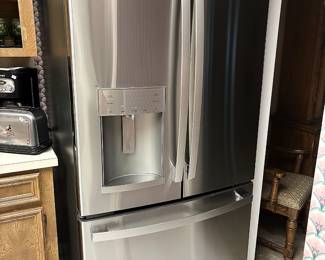 2023 General Electric stainless steel French door fridge with ice/water dispenser, like new