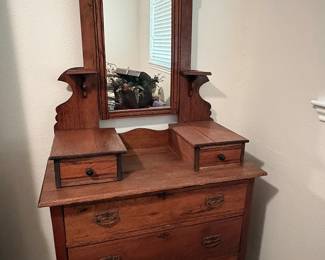 Victorian oak 3-drawer dresser with swivel mirror, circa 1910