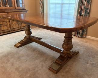American Drew farmhouse style extendable solid oak dining table with 2 leaves