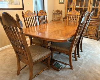Traditional American Drew solid oak farmhouse style dining table and set of 8 chairs