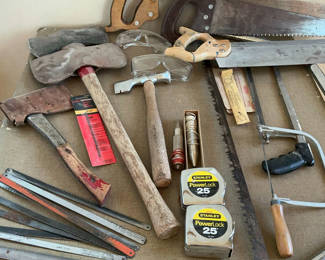 Lot 40: Assorted hand tools and saws