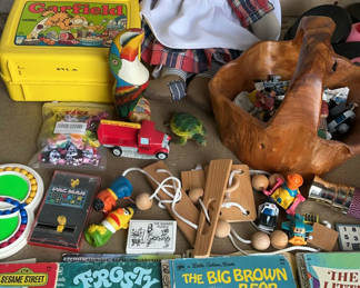 Lot 189: Assorted vintage children's toys and books