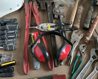 Lot 28: Assorted hand tools and safety gear
