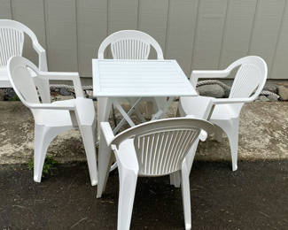 Lot 123: 5 plastic Patio Chairs and 1 small plasticTable