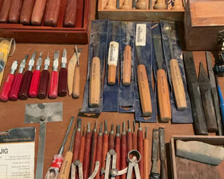 Lot 93: Assorted woodworking chisels, gouges, and drafting tools